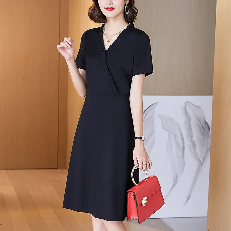 大码高端连衣裙2022新款夏季微胖女装胖mm遮肚子显瘦V领小黑裙潮