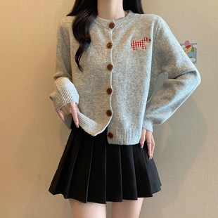 胖mm甜美小狗贴布显瘦圆领开衫 秋冬新款 针织外套潮 女装 小吉家大码