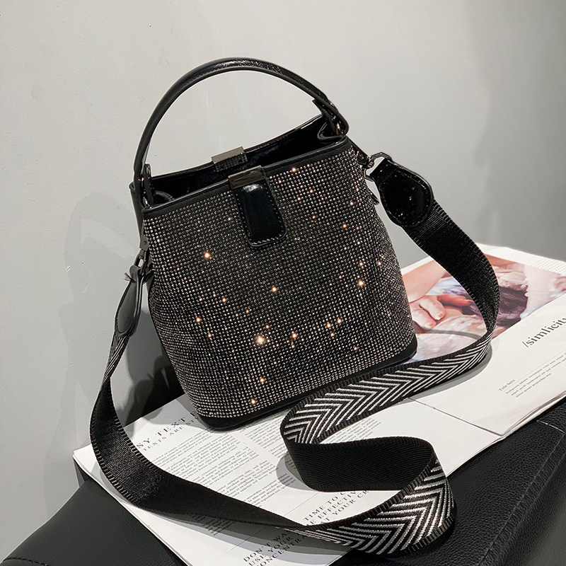韩版宽肩带单肩水桶包斜挎包水钻小包2021新款女包个性镶钻手提包