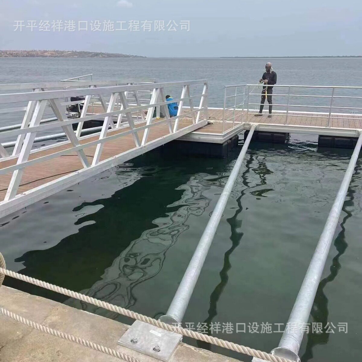 铝合金浮动平台游艇码头景区水上人行通道铝结构栈桥清淤打桩安装