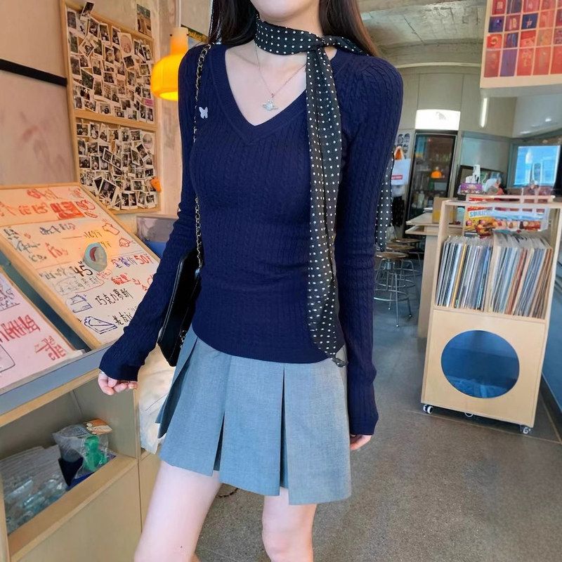 麻花长袖刺绣蝴蝶修身上衣搭灰色内领女紧身毛衣打底针织衫v冬季