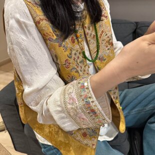 新中式国风黄色刺绣提花马甲女2026春季新款气质穿搭复古绣花马夹
