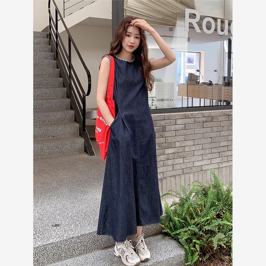 深蓝色覆古气质牛仔连衣裙女2025夏新款慵懒风时尚圆领无袖A字裙
