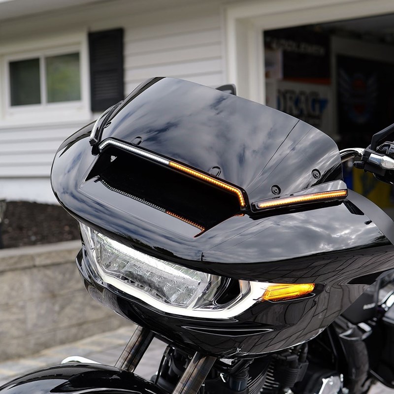 适用于哈雷旅行h24后公路滑翔风挡压条灯 121CVOST公路LED进气口