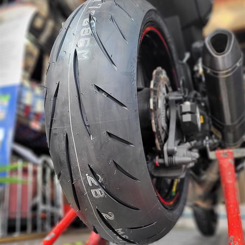 普利司通S23半热熔摩托车轮胎适用cbr650Ers660川崎zx-4rr凯旋765