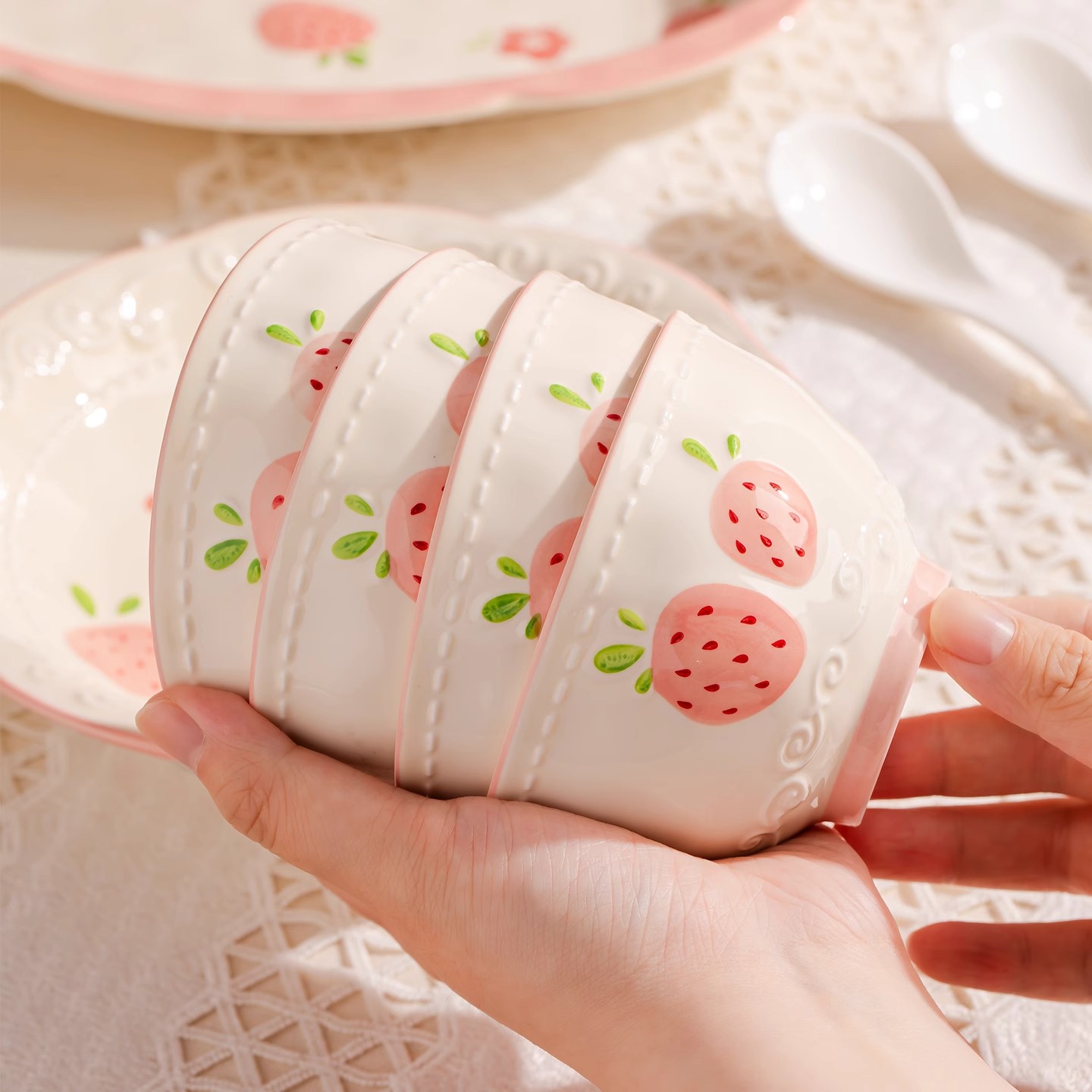 景德镇奶油风草莓浮雕釉下彩陶瓷家用新款高颜值汤碗盘子米饭面碗