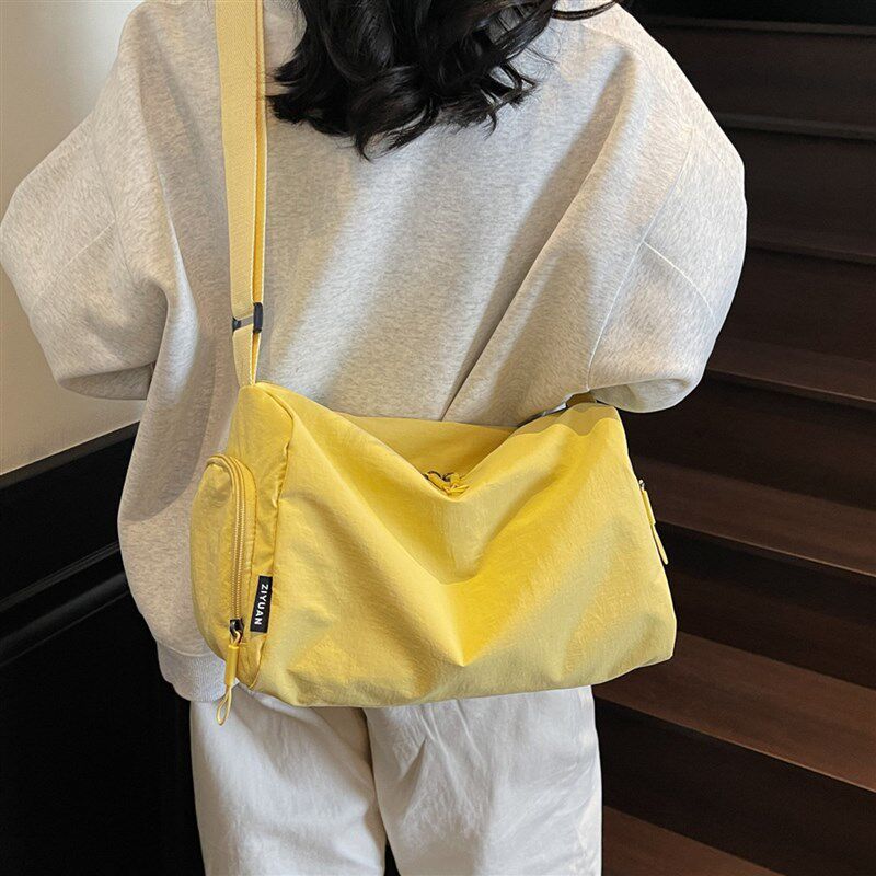 简约大容量尼龙帆布包包女夏季新款轻便斜挎枕头包运动瑜伽健身包