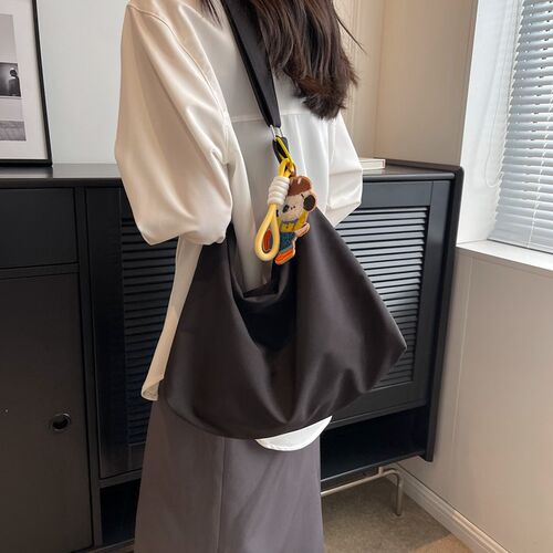 简约百搭斜挎包包女2024新款潮大容量帆布包运动休闲健身包单肩包