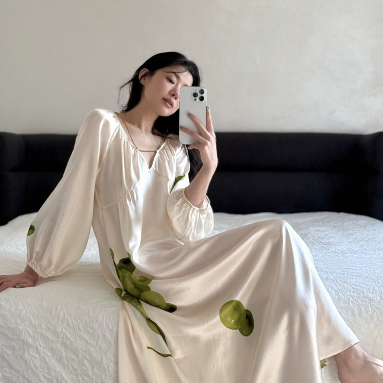 丝绸睡裙女士春夏季白色绿葡萄印花高级法式中长款长袖连衣裙新款
