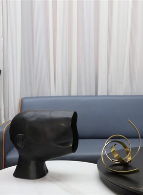 现代简约长脸人缠绕金属艺术摆件玄关客厅样板房T办公室家居装饰