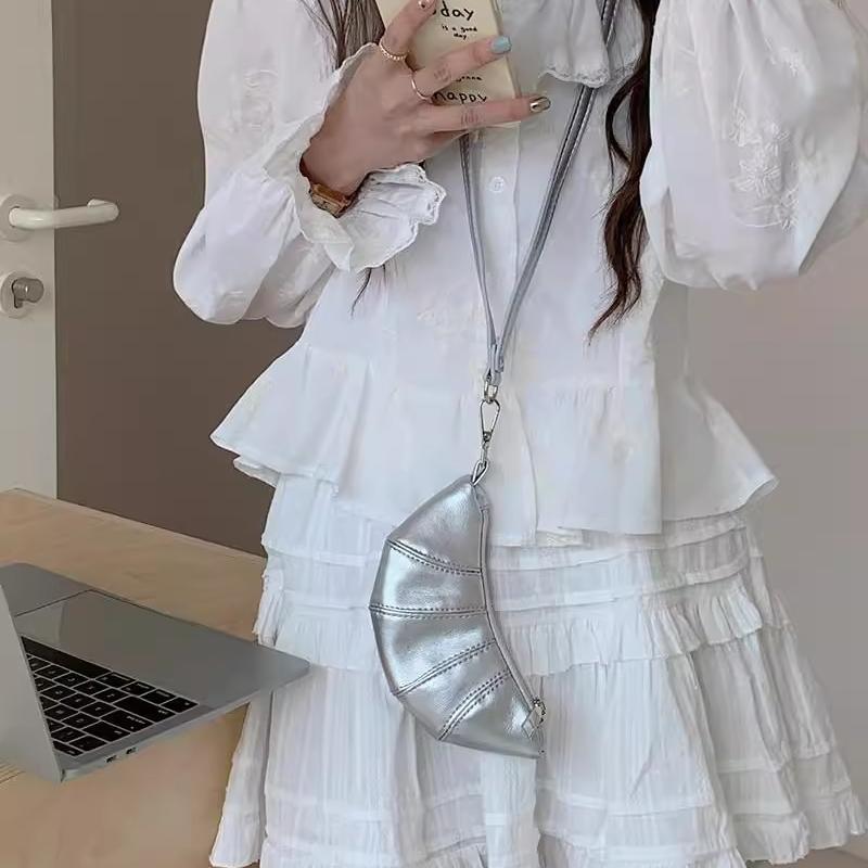 挂脖小牛角包可爱精致零钱设计感小众迷你凹造型斜挎口红耳机包女