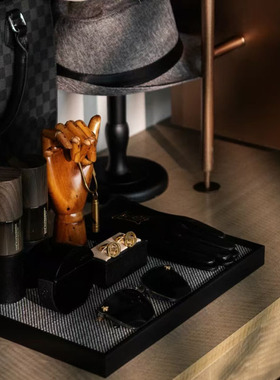 现代轻奢样板间男士梳妆台卧室软装摆件帽子包包饰品桌面装饰品