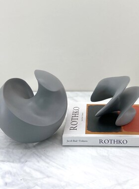 现代简约白色黑色异形摆件旋转扭B曲陀螺摆件摆设房售楼处软装饰