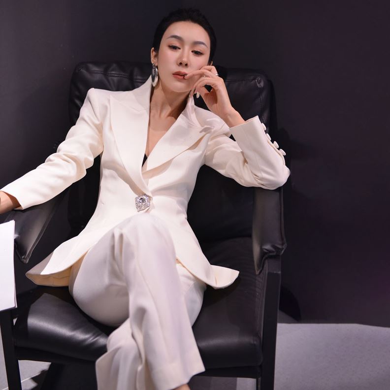 职业粒2024收腰白色两件套气质通勤西装女士春季年一米扣时尚套装