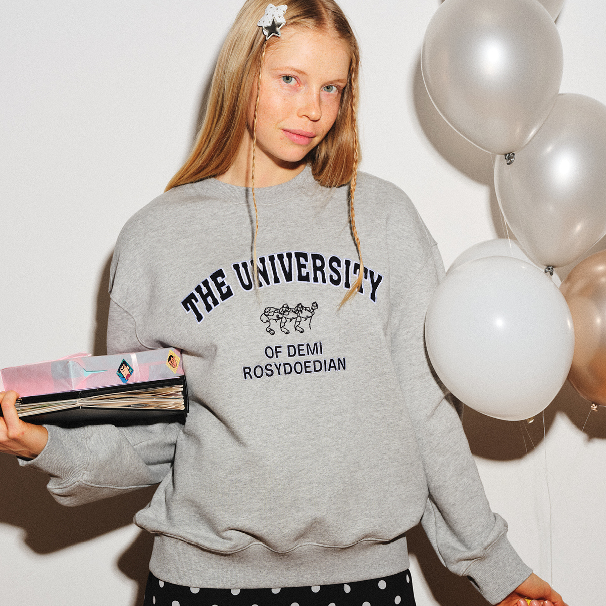 demi et demi×ROSYDOEDIAN赵露思联名绣花灰色圆领套头卫衣