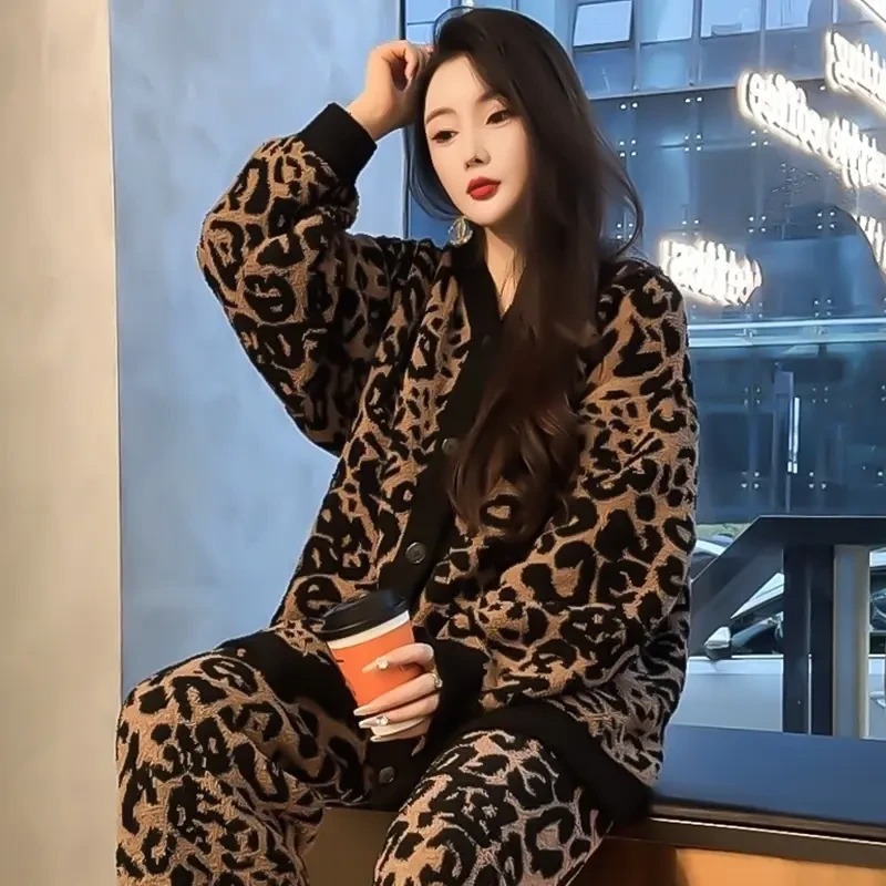 新款睡衣女秋冬珊瑚绒家居服豹纹法兰绒加绒加厚保暖套装可外穿