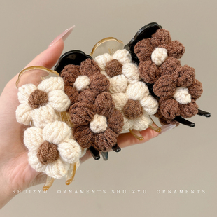 秋冬毛绒花朵抓夹女丸子头固定发夹高马尾不塌发鲨鱼夹发量少发卡