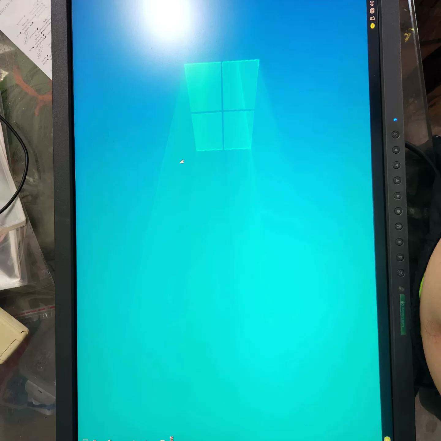 可维修艺卓显示器S2243W，作图制图专业显示器，显示细腻不伤眼