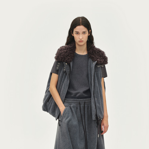 AVVENN刺绣logo领口拼毛宽松版型羽绒马甲AL90505708