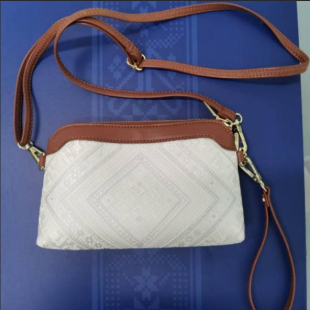 广西壮锦非遗手机包素白纹棕简单实用小巧玲珑斜跨包