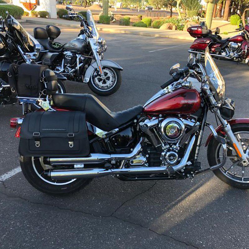 适用于哈雷用18年后软r尾黑色皮革边箱 街霸路威司令加装边箱套件