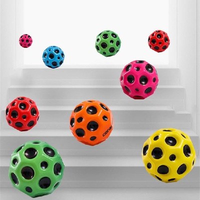 极速.Useful Hole Ball Soft Bouncy Ball Anti-faSll Moon Shape