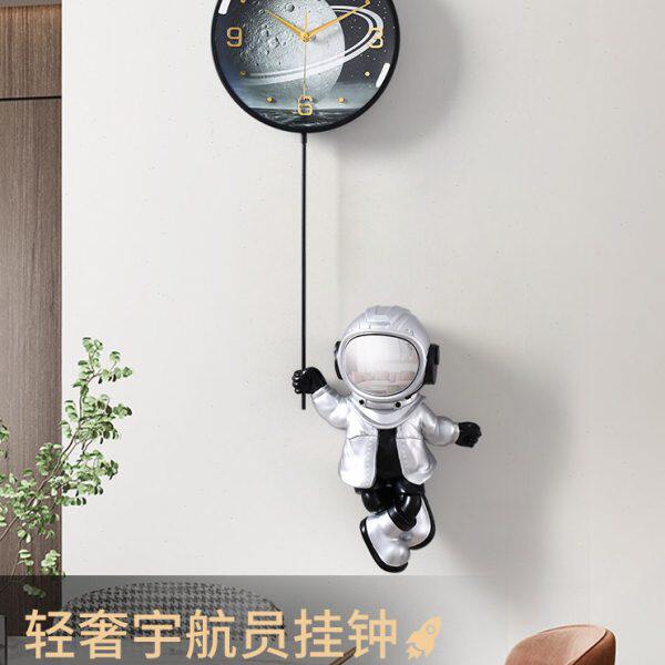 家用客厅表挂墙高档艺术装饰时钟钟表2023宇航员玄关创意挂钟新款