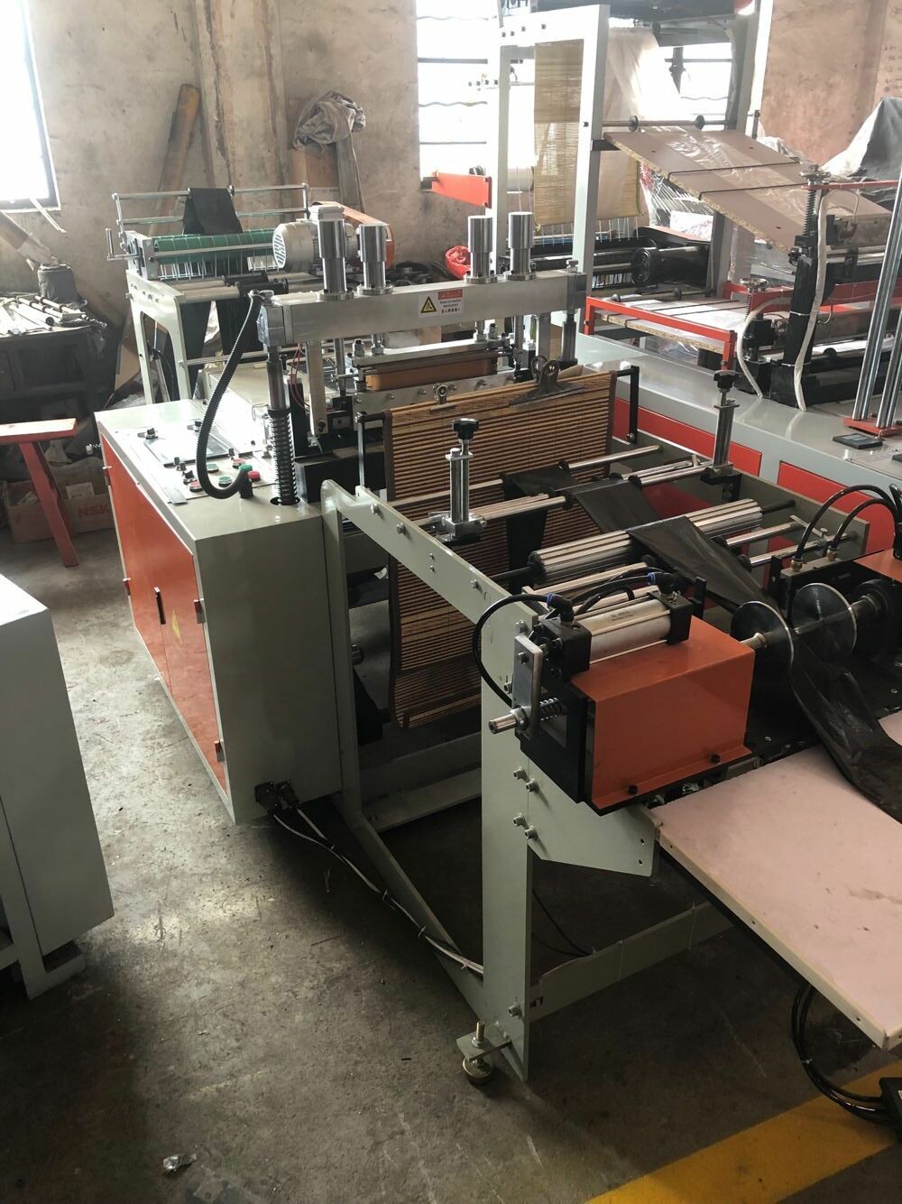 厂家生产家庭经济型全自动连卷点断式垃圾袋塑料制袋机环保