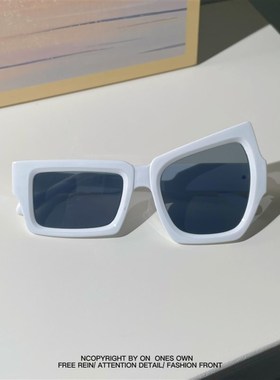 极速无聊了戴个挑k逗眼镜! 大小眼不对称拽拽的墨镜 不规则太阳眼