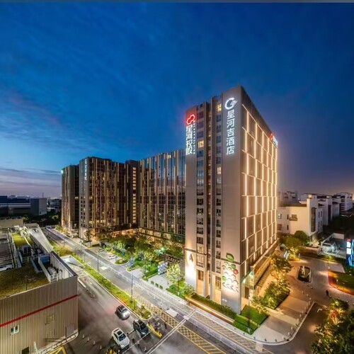 上海星河吉酒店位于上海国际旅游度假区内，与上海迪士尼乐园仅1站之遥 亲子爆款，距离上海周浦花海近4公里 套餐包含双人早餐+迪士尼接送服务 预定送周浦花海门票