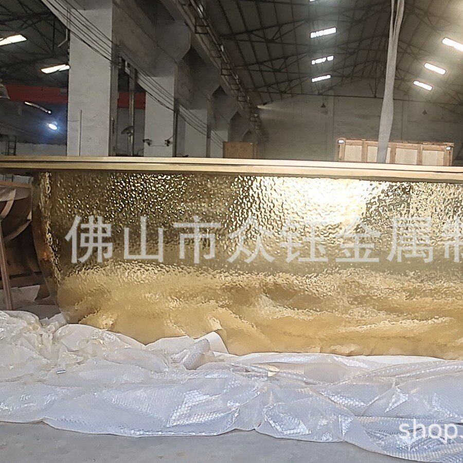 现代简约酒店大堂异型不锈钢吧台镜面香槟金水波纹