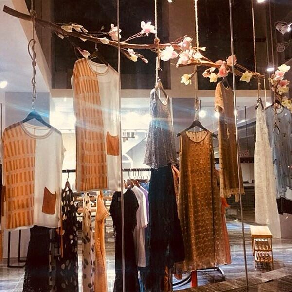 原色带花树枝衣架带皮木棍干树枝装饰服装店民宿吊架陈列架衣帽架