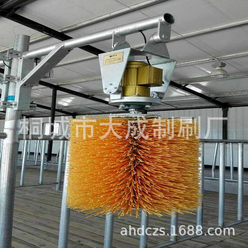 供应奶牛蹭痒毛刷辊 畜牧日常清洗按摩毛刷 整套支架牛体刷子