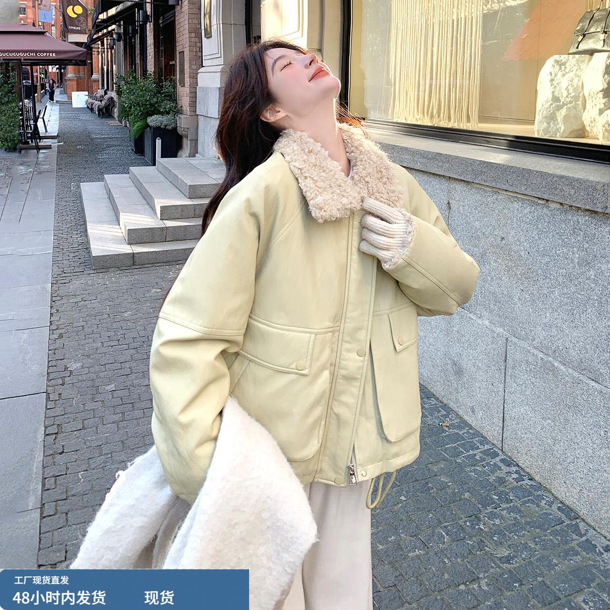 羊羔毛拼接翻领奶黄色皮面羽绒服女冬短款2025巨好看工装加厚外套