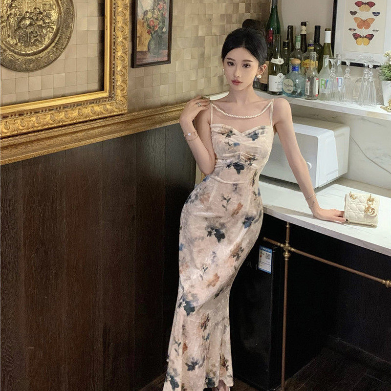 女神范气质丝绒吊带连衣裙女新款2026秋冬新修身收腰拼接珍珠长裙