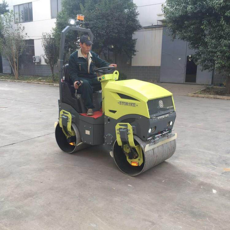 浙江嘉兴市两吨半座驾式压路机钢轮宽度70公分自带水箱电子洒水