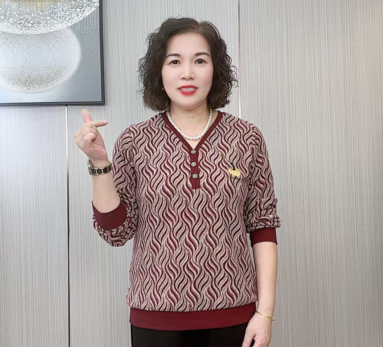 减龄妈妈装弹力织棉秋季小衫撞色V领套头刺绣上衣长袖T恤印花单衣