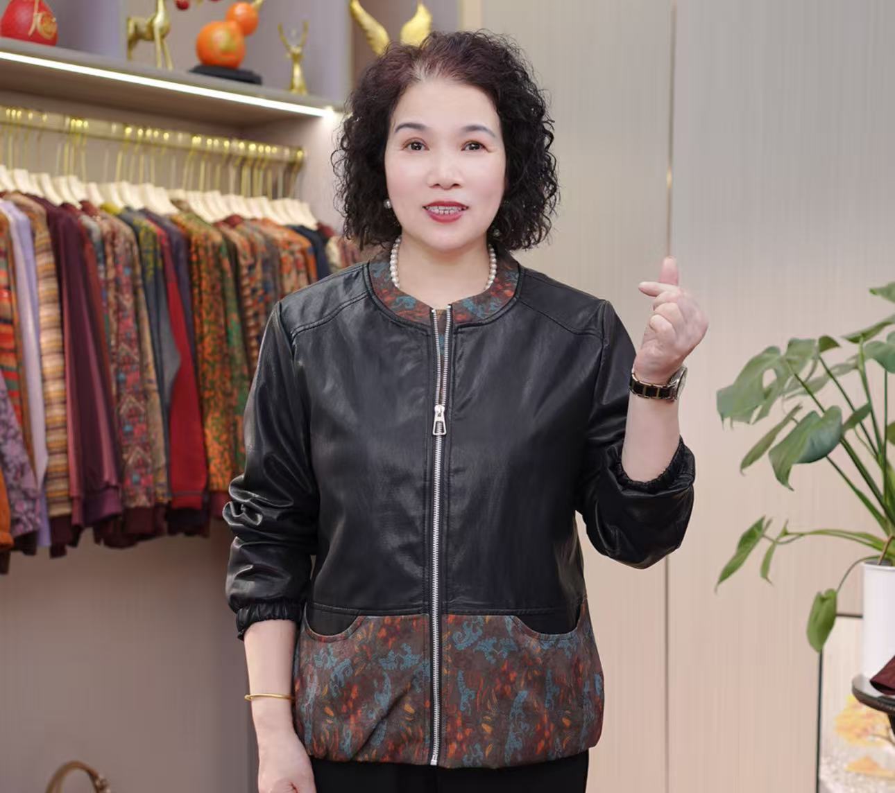 2026妈妈秋装PU皮衣短外套女缎面拼接复古休闲夹克上衣