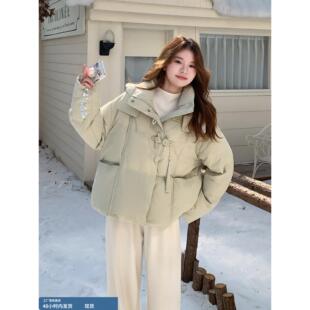 浅绿色覆古风盘扣连帽短款羽绒服女冬季2025年新款90白鸭绒面包服
