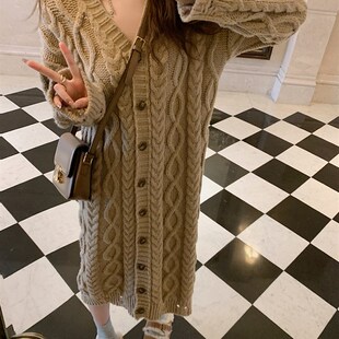 迟伞伞 22/fw 太妃榛果糖 麻花开衫连衣L裙女v领内搭叠穿针织裙子