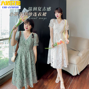初恋系连衣裙2021夏装220斤胖mm大码V领遮肉气质显瘦碎花蕾丝长裙