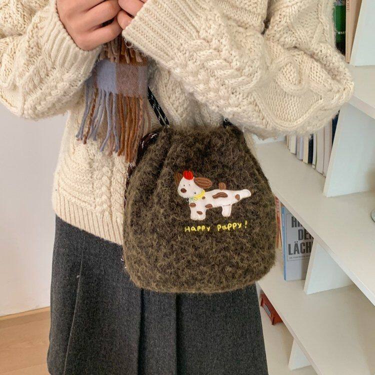 泰迪绒束口水桶包女2025新款抽绳斜挎包ins可爱精致毛绒绒小背包