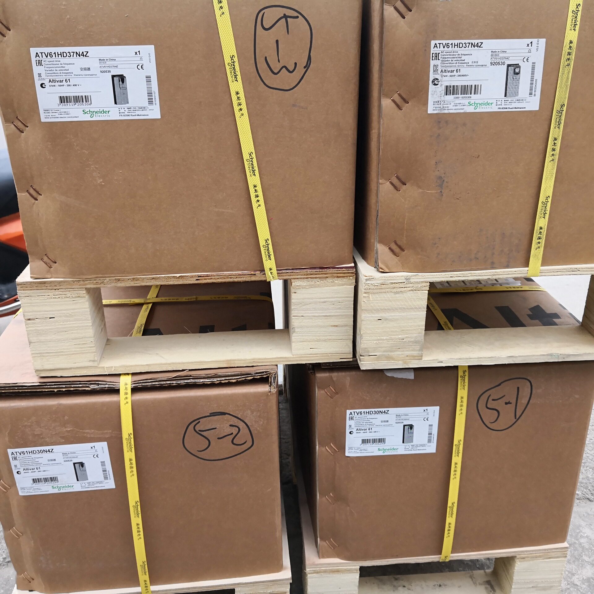 ATS48D62Q软起动器重载37KW电机应用62A额定电流三相380V