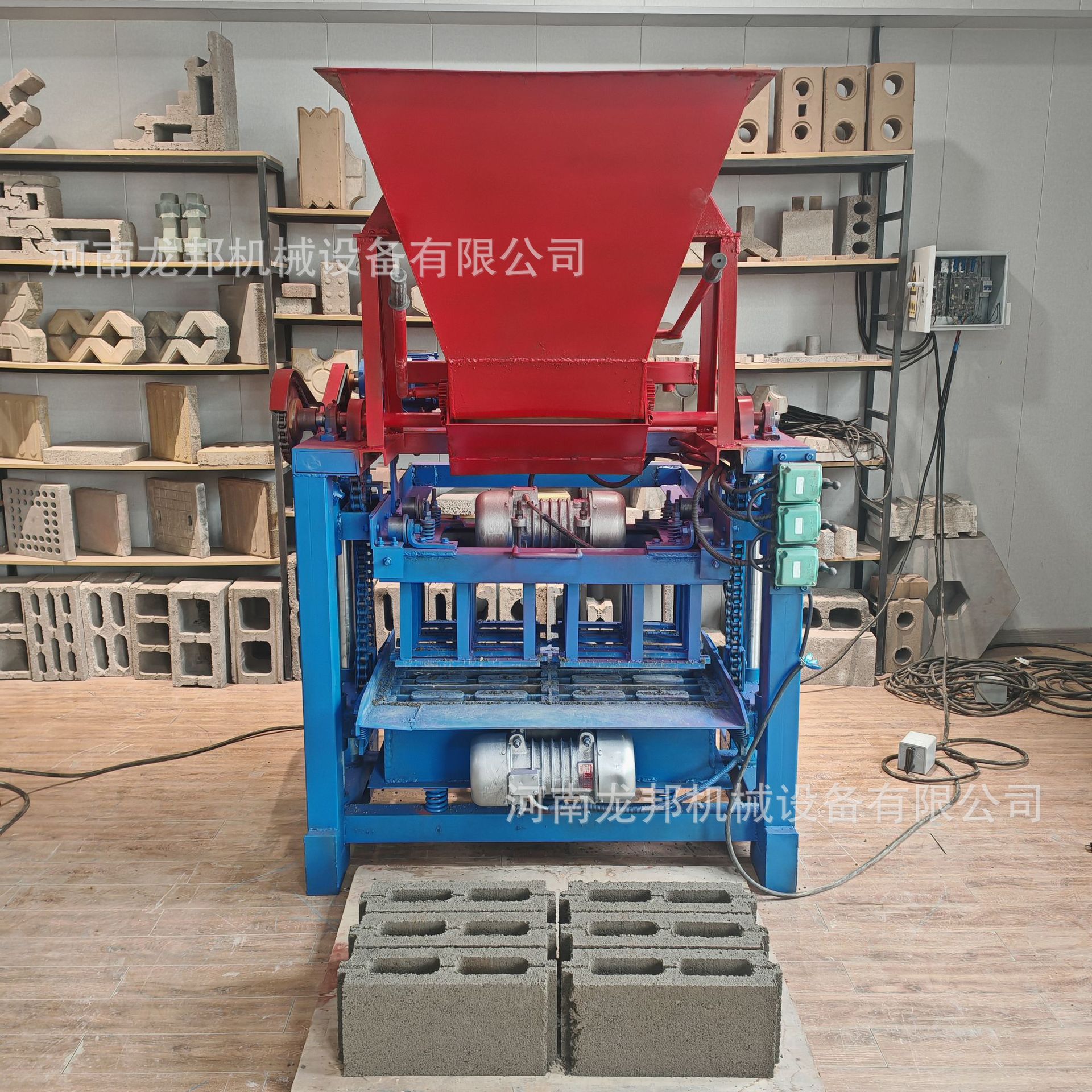 龙邦出口半自动制砖机械 水泥砌块成型砖机 制砖设备
