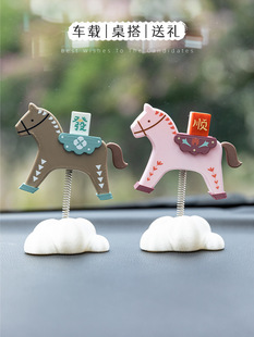 创意车载摆件高级感小众男女中控台可爱情侣有趣汽车装饰品