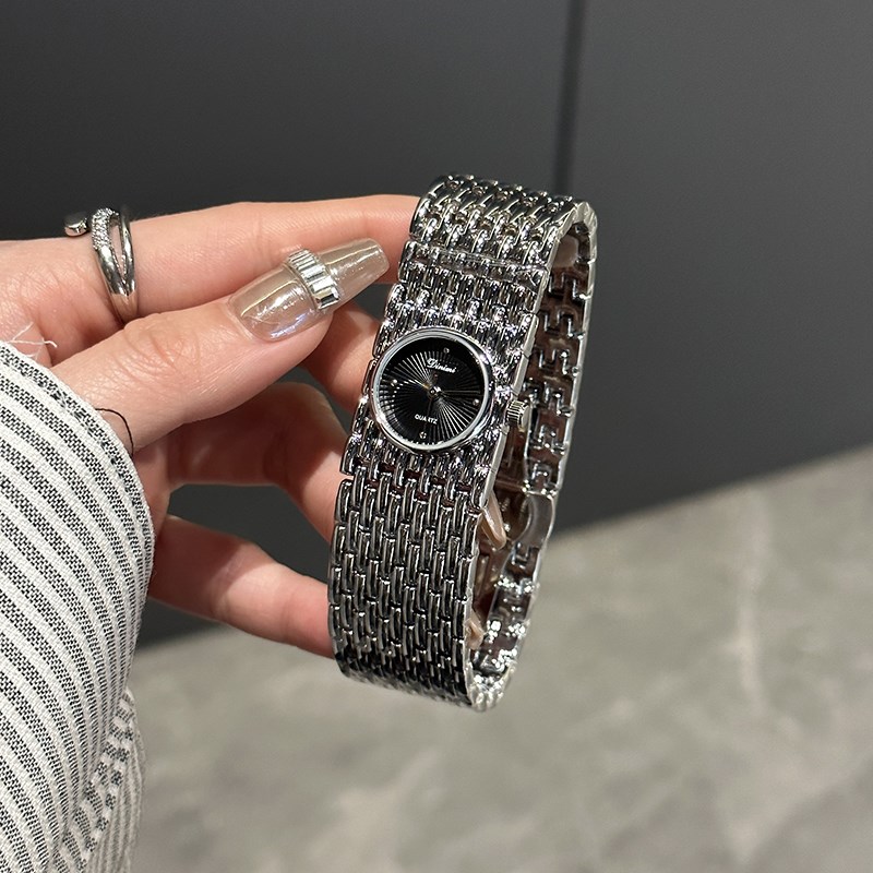 手表女款轻奢小众2025新款高级感时尚个性中古手镯式女生腕表