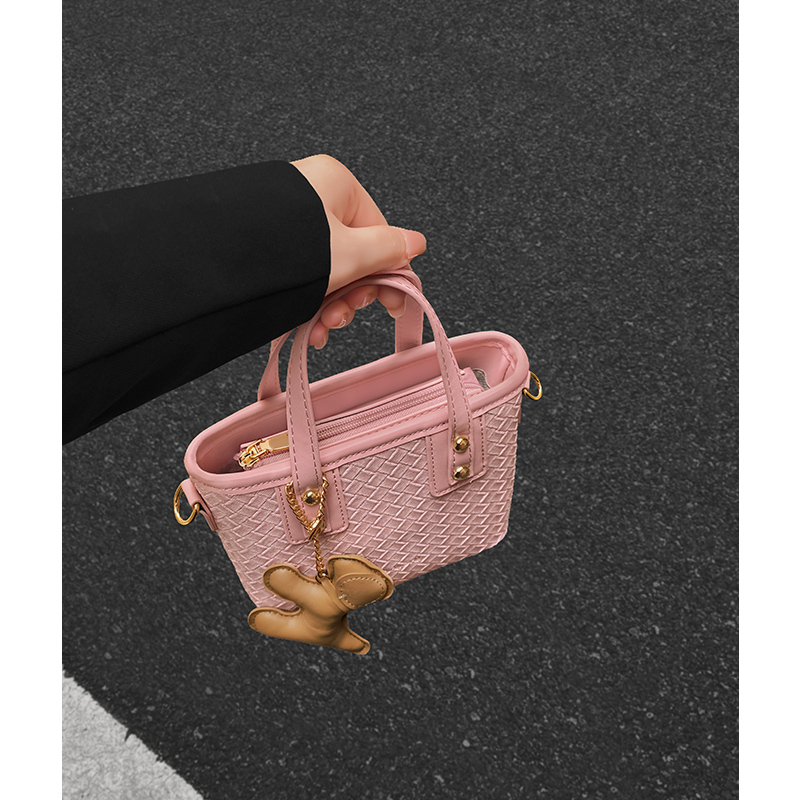 今年流行水桶包包女2024新款夏季百搭单肩斜挎包网红爆款手提小包