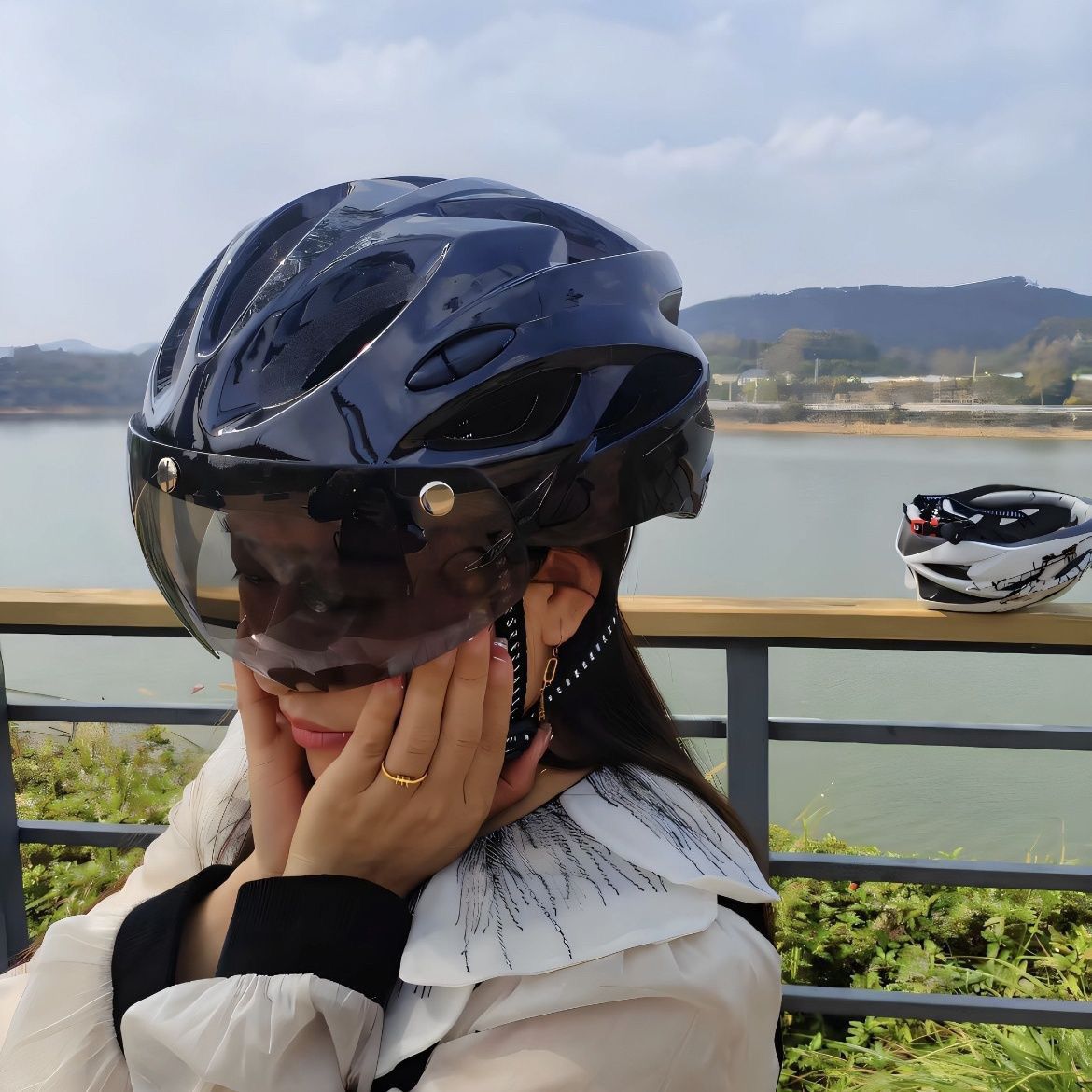 夏季新款骑行头盔2026新款夏天骑行帽子男款山地车公路自行车头盔图片