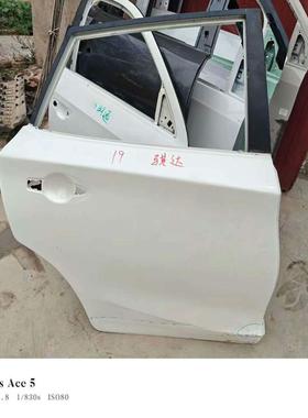 议价骐达右后门，白色，原车拆下，门板完整无修补。表面有轻微使