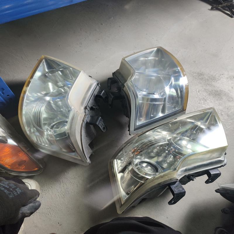 议价14款帅客大灯一对，原装拆车件，成色如图。卤素光源，位于